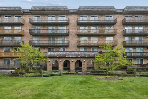 8025 Woodglen Ln #403, Downers Grove, IL 60516