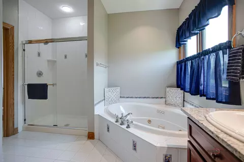 Bath - 1400 Eagle Ridge Dr, Antioch, IL 60002 photo 2 of 6