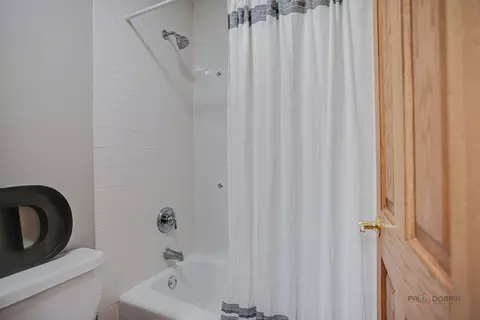 Bath - 1400 Eagle Ridge Dr, Antioch, IL 60002 photo 5 of 6