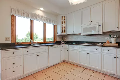 Kitchen - 1400 Eagle Ridge Dr, Antioch, IL 60002 photo 2 of 3