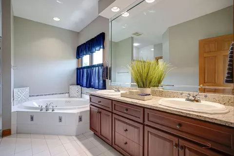 Bath - 1400 Eagle Ridge Dr, Antioch, IL 60002 photo 1 of 6