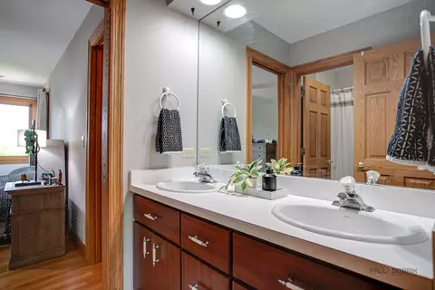 Bath - 1400 Eagle Ridge Dr, Antioch, IL 60002 photo 4 of 6