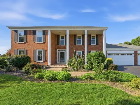 690 Waterford Dr, Des Plaines, IL 60016