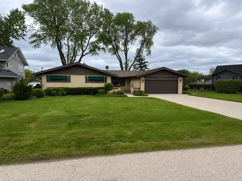 2403 W Fairview Ave, Johnsburg, IL 60051 photo 2