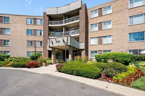 900 E Wilmette Rd #319, Palatine, IL 60074