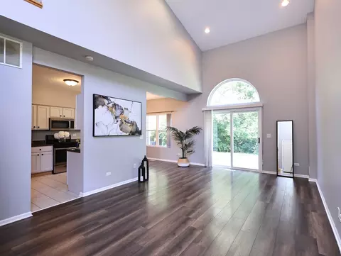 Living - 2607 Oak Tree Ln, Plainfield, IL 60586 photo 2 of 4