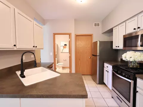 Kitchen - 2607 Oak Tree Ln, Plainfield, IL 60586 photo 2 of 3
