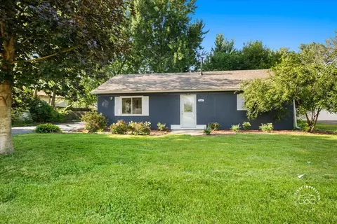 34 N W759 N James Dr, Saint Charles, IL 60174