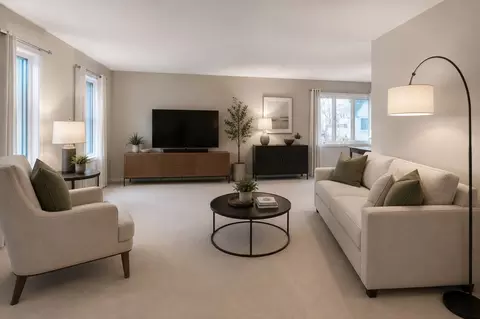 Living - 633 E 8th Ave, Naperville, IL 60563 photo 2 of 7