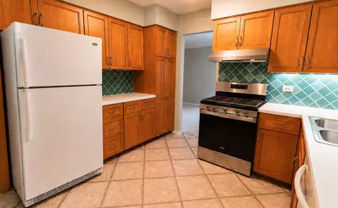 Kitchen - 633 E 8th Ave, Naperville, IL 60563 photo 1 of 2