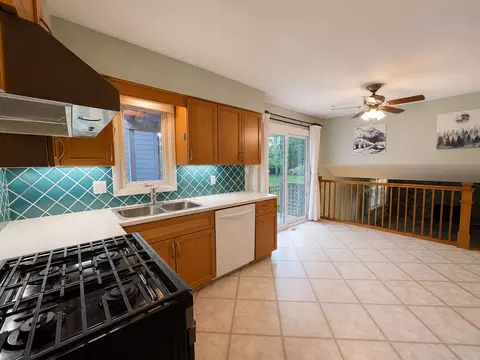Kitchen - 633 E 8th Ave, Naperville, IL 60563 photo 1 of 2