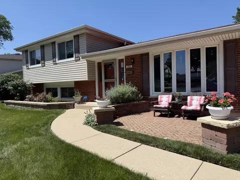 1610 W Lexington Dr, Arlington Heights, IL 60004