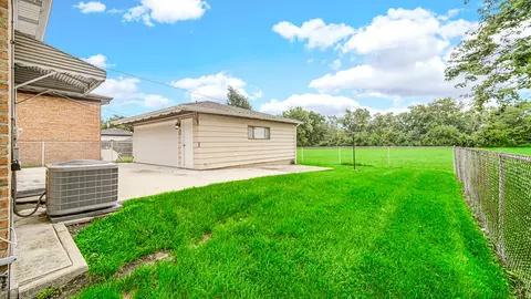 Exterior - 923 E 158th St, Dolton, IL 60419 photo 3 of 4