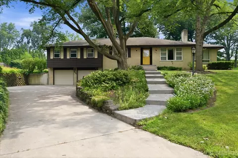 1341 Meadowrue Ln, Batavia, IL 60510