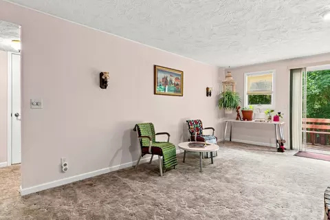 Living - 4 Vale Ct, Moline, IL 61265 photo 5 of 6