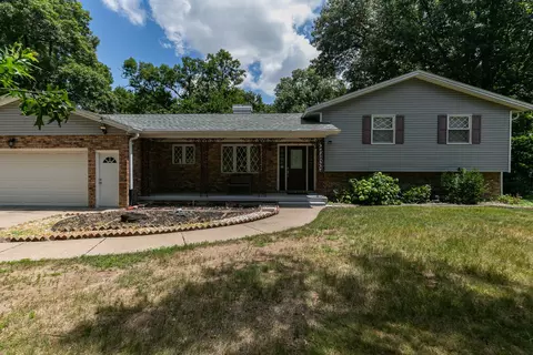 Exterior - 4 Vale Ct, Moline, IL 61265 photo 3 of 8