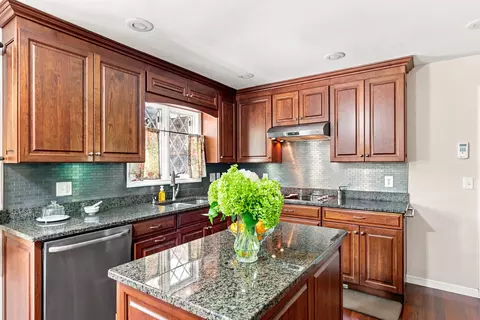 Kitchen - 4 Vale Ct, Moline, IL 61265 photo 2 of 6