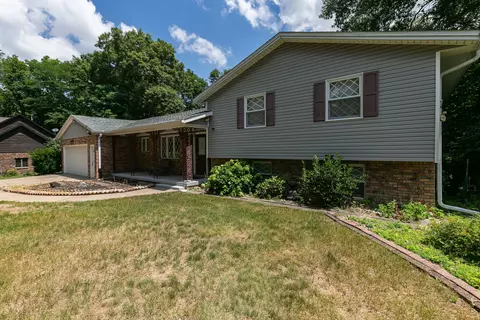 Exterior - 4 Vale Ct, Moline, IL 61265 photo 4 of 8