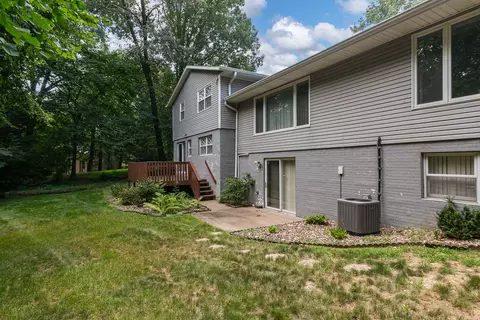 Exterior - 4 Vale Ct, Moline, IL 61265 photo 6 of 8