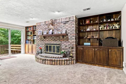 Living - 4 Vale Ct, Moline, IL 61265 photo 4 of 6