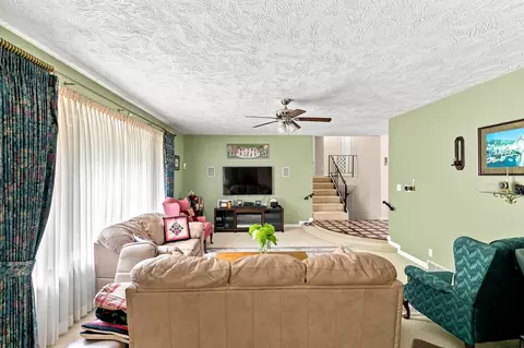 Living - 4 Vale Ct, Moline, IL 61265 photo 3 of 6