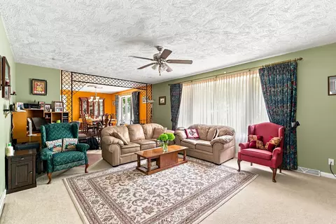 Living - 4 Vale Ct, Moline, IL 61265 photo 1 of 6