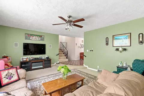 Living - 4 Vale Ct, Moline, IL 61265 photo 2 of 6