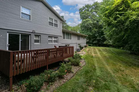 Exterior - 4 Vale Ct, Moline, IL 61265 photo 7 of 8