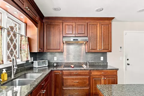 Kitchen - 4 Vale Ct, Moline, IL 61265 photo 5 of 6
