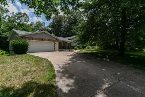 Exterior - 4 Vale Ct, Moline, IL 61265 photo 2 of 8