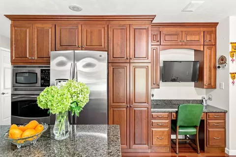 Kitchen - 4 Vale Ct, Moline, IL 61265 photo 4 of 6