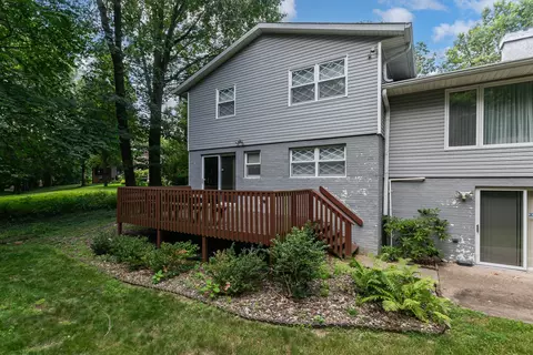Exterior - 4 Vale Ct, Moline, IL 61265 photo 5 of 8