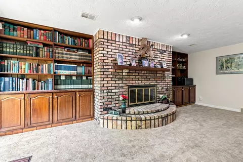 Living - 4 Vale Ct, Moline, IL 61265 photo 6 of 6