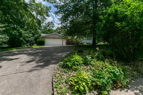 Exterior - 4 Vale Ct, Moline, IL 61265 photo 1 of 8