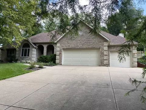 5000 Center Ct, Bettendorf, IA 52722