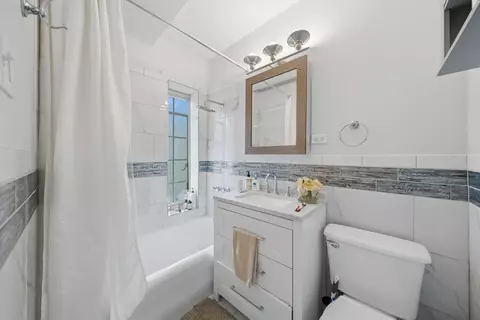 Bath - 3017 E 78th St #3A, Chicago, IL 60649 photo 1 of 1
