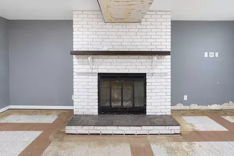 Living - 1317 Beverly Ln, Bloomington, IL 61701 photo 6 of 7