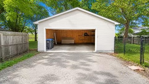Exterior - 1317 Beverly Ln, Bloomington, IL 61701 photo 2 of 3