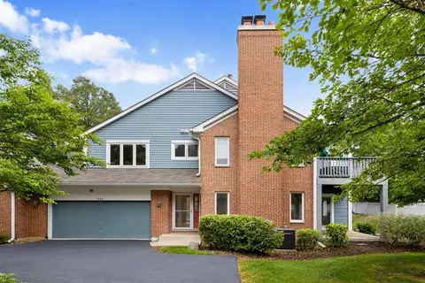 1545 N Courtland Dr, Arlington Heights, IL 60004