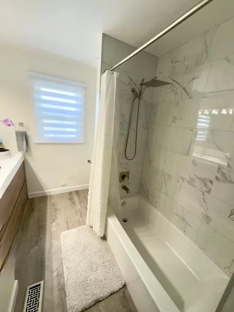 Bath - 1914 Olde Mill Rd, Plainfield, IL 60586 photo 3 of 6