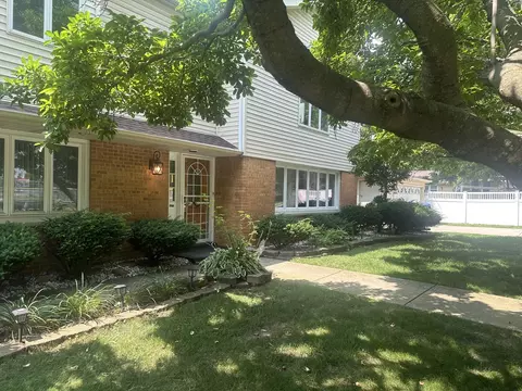 9414 S 69th Ave, Oak Lawn, IL 60453