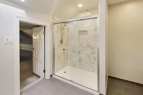 Bath - Undisclosed, Des Plaines, IL 60016 photo 1 of 4