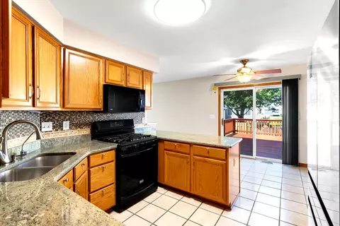 Kitchen - 14164 S Lehigh Dr, Plainfield, IL 60544 photo 5 of 6