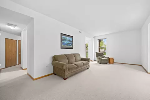 Living - 24850 W Franklin Ln, Plainfield, IL 60585 photo 2 of 5