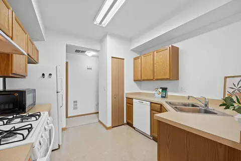 Kitchen - 24850 W Franklin Ln, Plainfield, IL 60585 photo 2 of 3