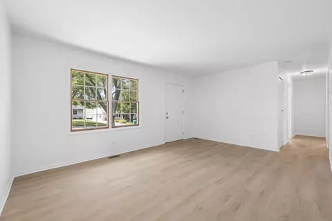 Living - 300 Macgregor Rd, Lockport, IL 60441 photo 2 of 3