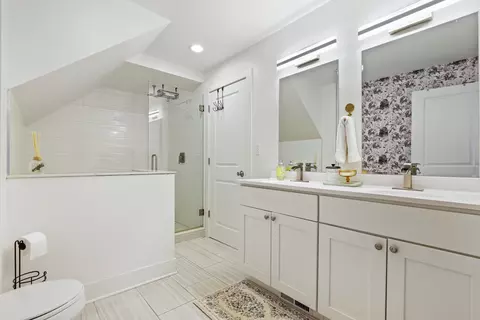 Bath - 4636 Custer Ave, Brookfield, IL 60513 photo 2 of 4