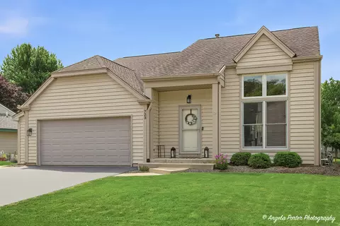 723 Edelweiss Dr, Lake Zurich, IL 60047