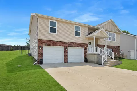 Exterior - 2510 Grey Fox Trl, Bloomington, IL 61705 photo 7 of 9