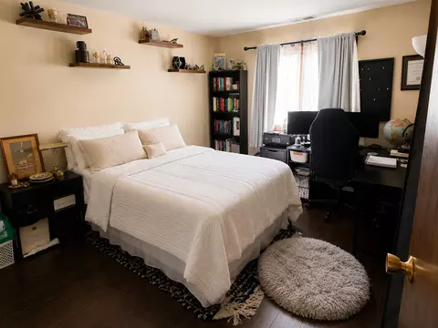Bedroom - 1302 E Washington St #B1, Des Plaines, IL 60016 photo 3 of 4